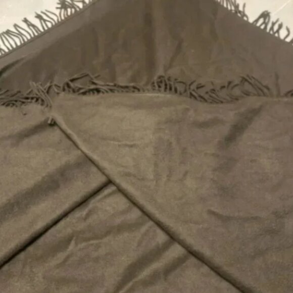 Stunning Loro Piana cashmere wrap⭐️ - Picture 8 of 10